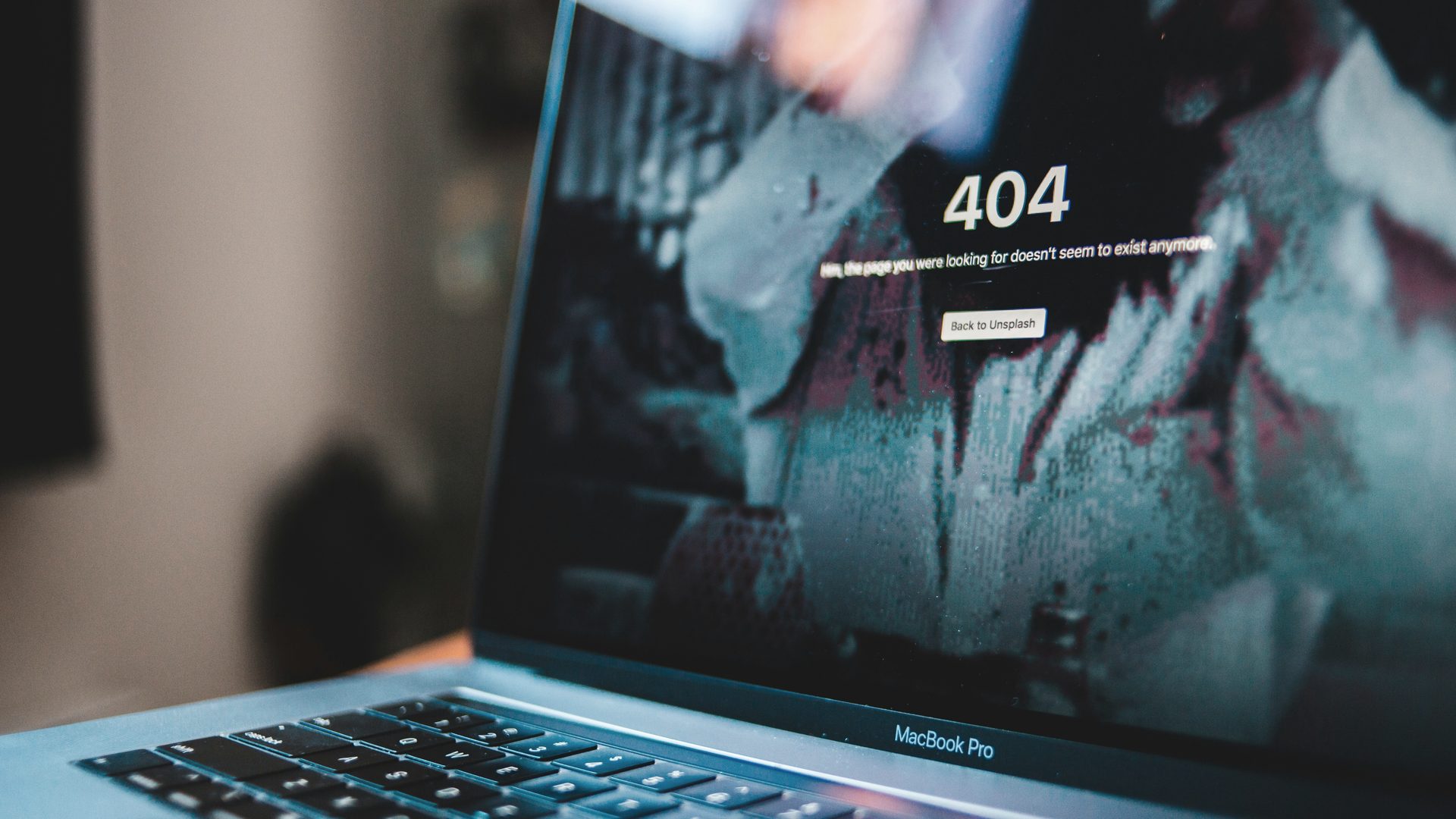404 と表示されたノートPC の画面